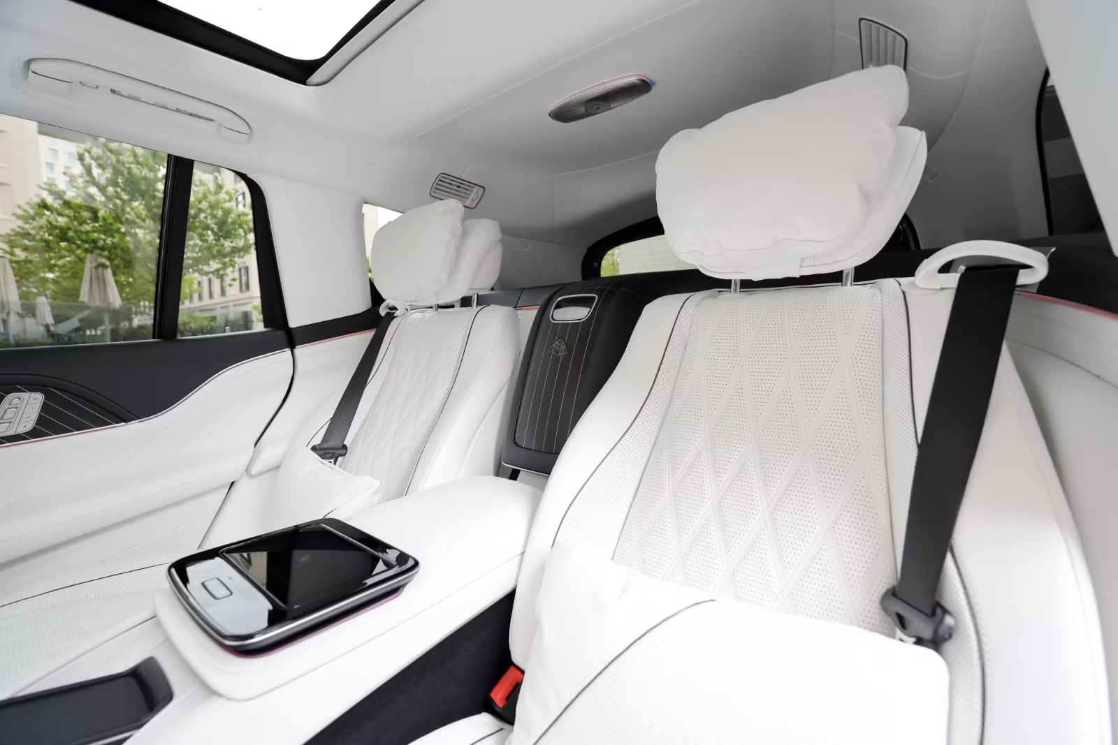 Mercedes Maybach GLS на белом салоне