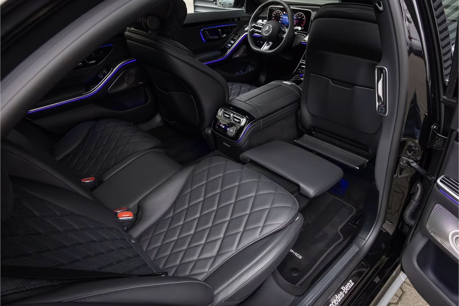 Mercedes-Benz S-class на черном салоне с водителем в Минске